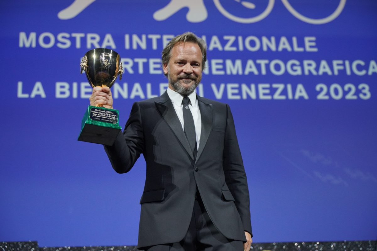 88106 Award Ceremony Coppa Volpi For Best Actor Memory Peter Sarsgaard Credits Andrea Avezz La Biennale Di Venezia Foto Asac 2 
