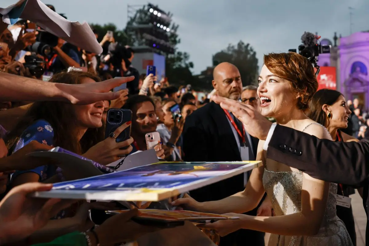 104535 Red Carpet Bugonia Actress Emma Stone Credits Jacopo Salvi La Biennale Di Venezia Foto Asac 11