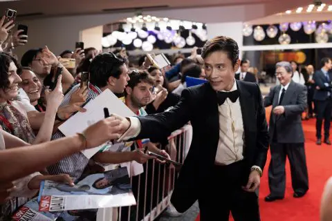 105437 Red Carpet Eojjeol Suga Eopda No Other Choice Actor Lee Byung Hun Credits Jacopo Salvi La Biennale Di Venezia Foto Asac 13