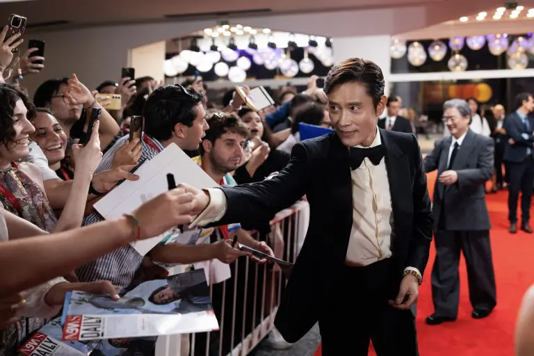 105437 Red Carpet Eojjeol Suga Eopda No Other Choice Actor Lee Byung Hun Credits Jacopo Salvi La Biennale Di Venezia Foto Asac 13