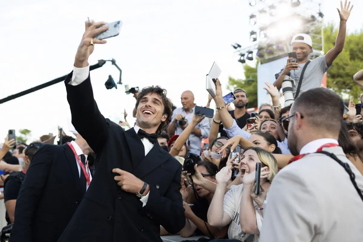 106561 Red Carpet Frankenstein Actor Jacob Elordi Credits Jacopo Salvi La Biennale Di Venezia Foto Asac 7 