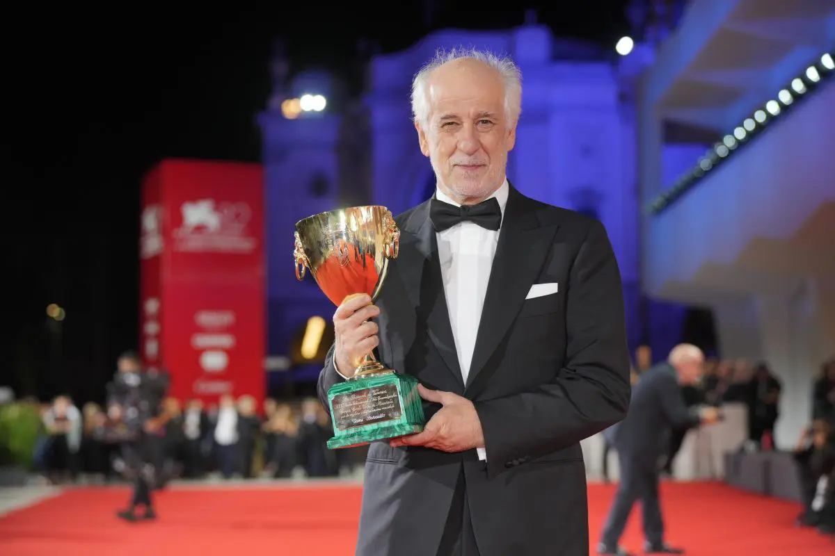 113439 Photocall Winners Toni Servillo Credits Andrea Avezz La Biennale Di Venezia Foto Asac 2 
