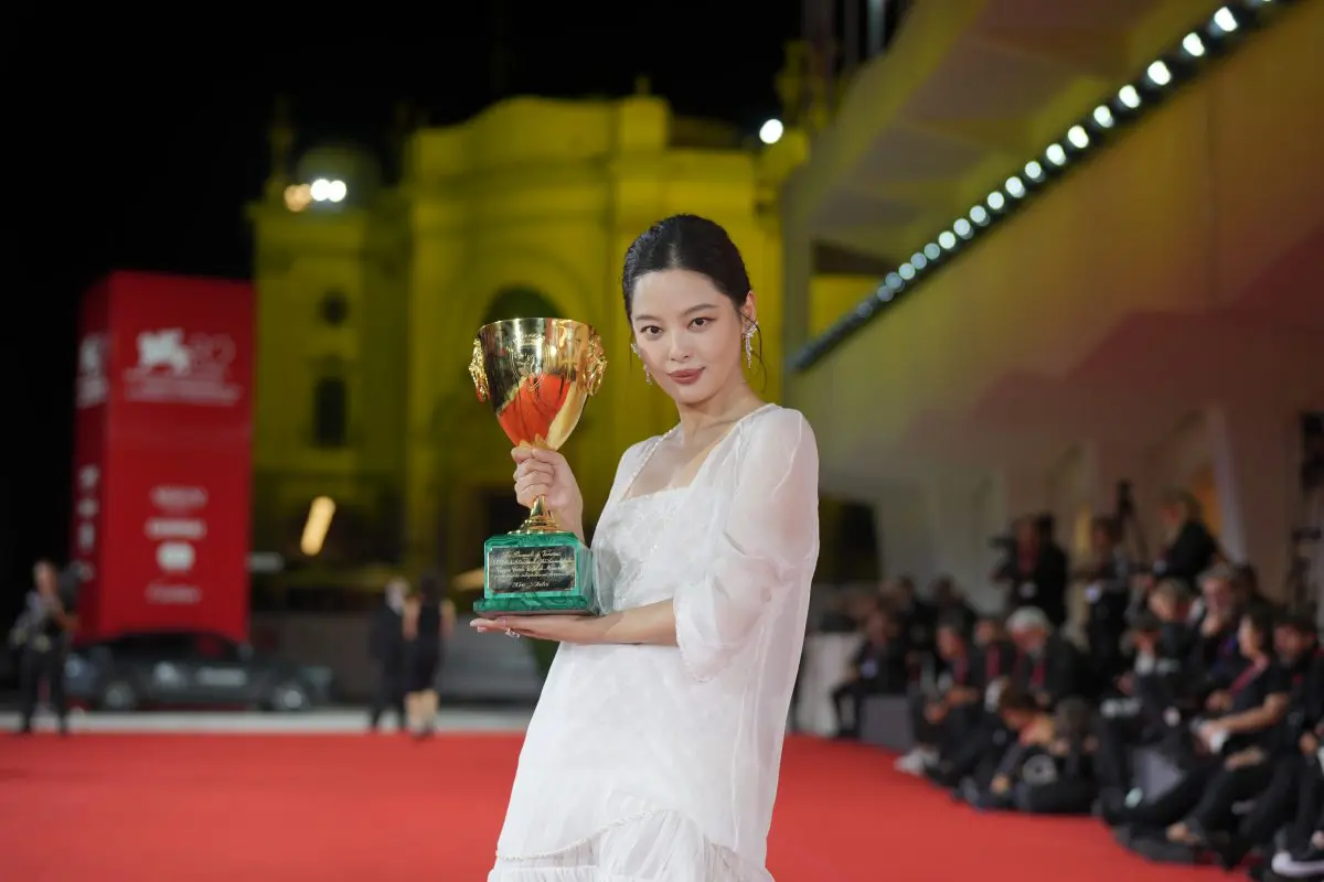 113455 Photocall Winners Xin Zhilei Credits Andrea Avezz La Biennale Di Venezia Foto Asac 1 