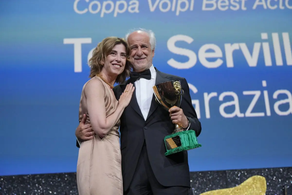 113533 Award Ceremony Fernanda Torres And Toni Servillo Credits Andrea Avezz La Biennale Di Venezia Foto Asac 