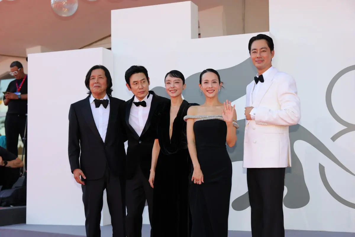 118268 Red Carpet Ga Neung Han Sa Rang Possible Love Film Delegation Ph. Andrea Avezz Courtesy Archivio Storico La Biennale Di Venezia 3