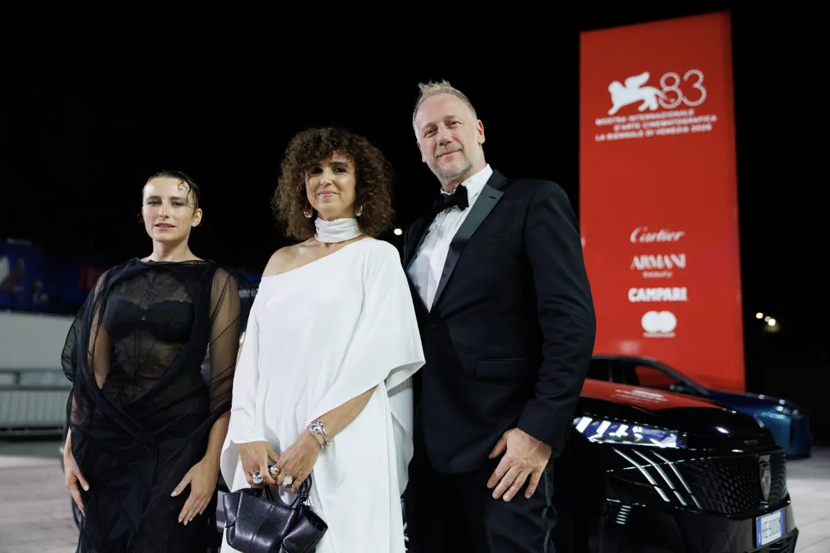 118711 Red Carpet Kvinde Ukendt Woman Unknown Mathilde Arcel May El Toukhy And Mikael Rieks Ph. Jacopo Salvi Courtesy Archivio Storico La Biennale Di Venezia