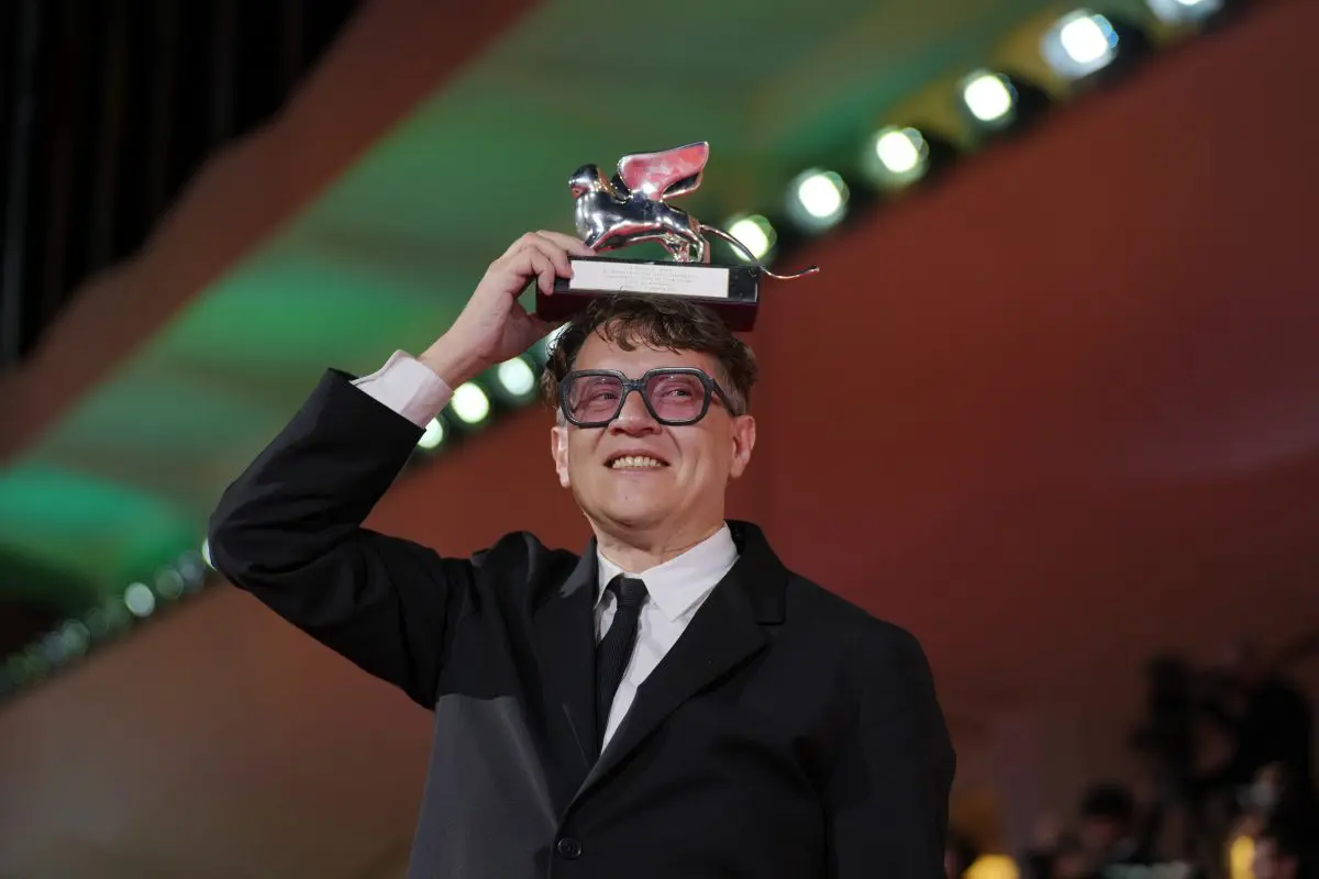 123727 Photocall Winners Ilya Khrzhanovsky Ph. Andrea Avezz Courtesy Archivio Storico La Biennale Di Venezia 1