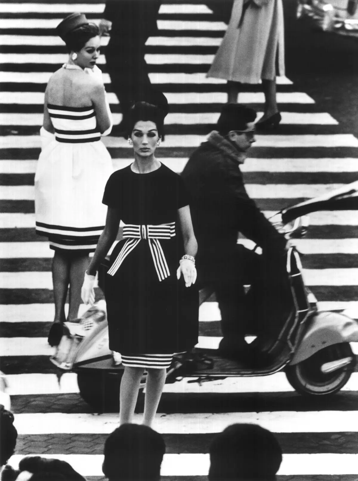 Atlas William Klein Men + Mina + Simone, Piazza Di Spagna Rome 1960 © William Klein Studio, Courtesy Atlas Gallery